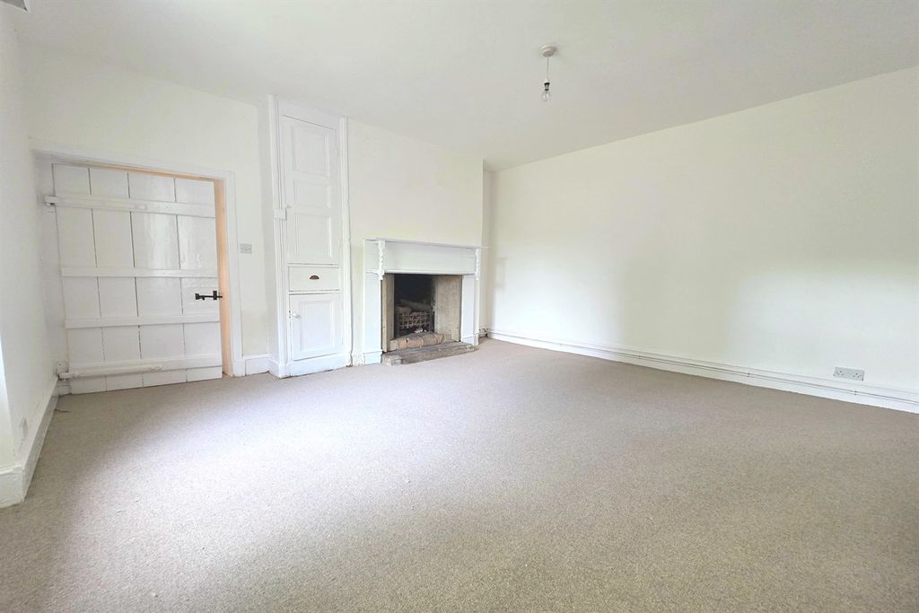 Property photo 3 of 11 Lounge