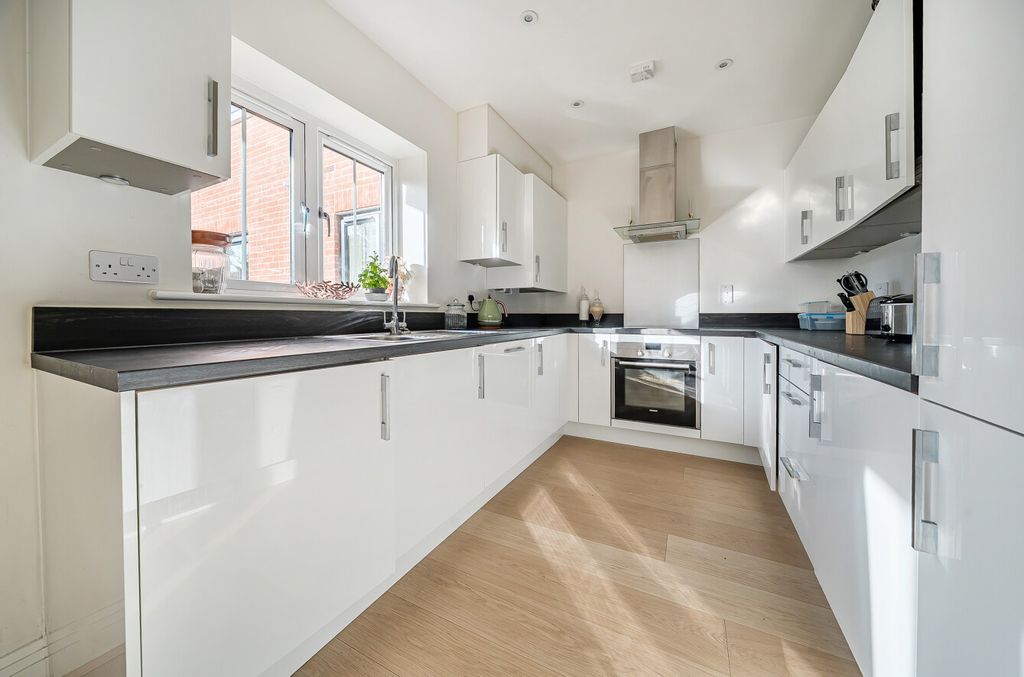 2 bed flat for saleLondon Road, Binfield, Bracknell, Berkshire RG42 photo 4