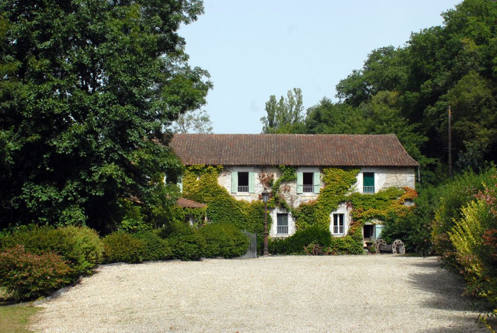 Property photo 2 of 32