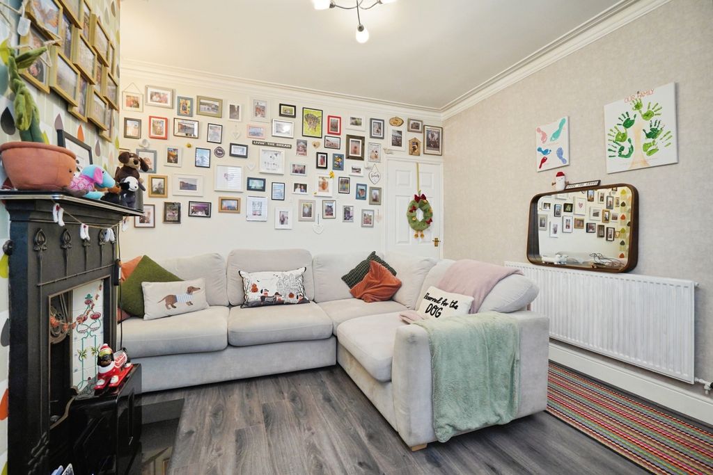 Property photo 2 of 19 Lounge