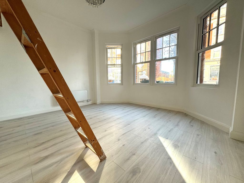Property photo 3 of 5 Studio