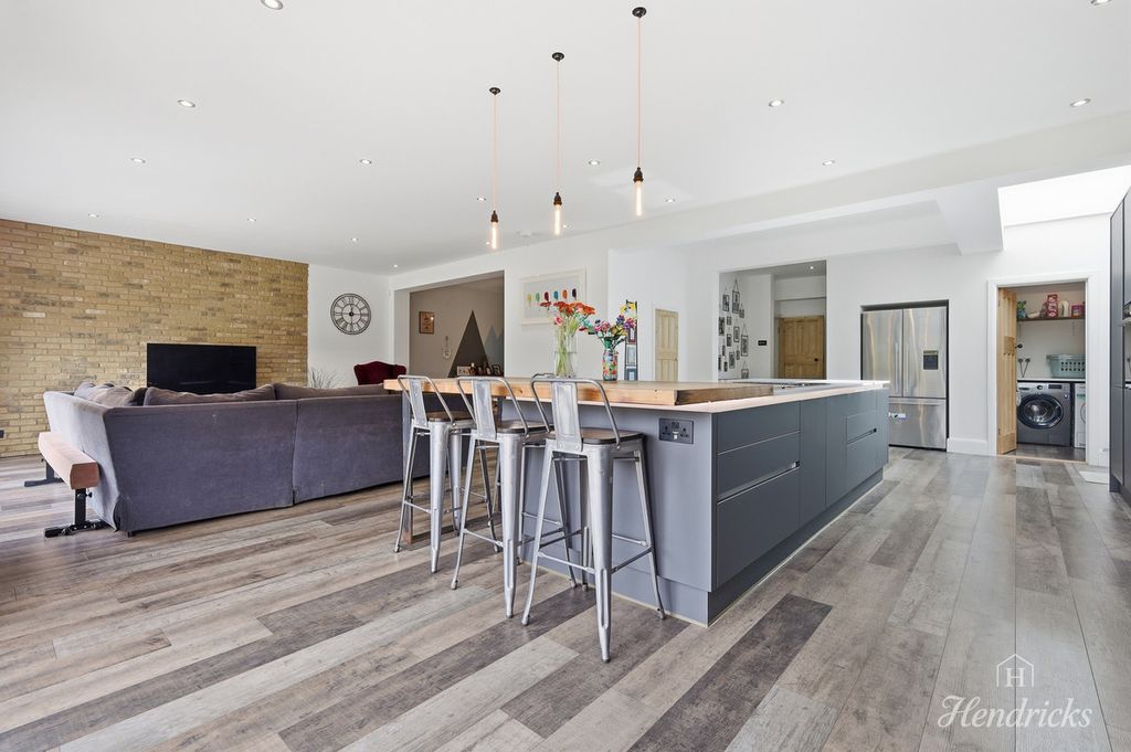 Property photo 3 of 39