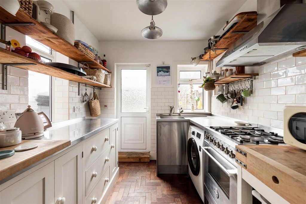 Property photo 3 of 36 Stanley Road, E4