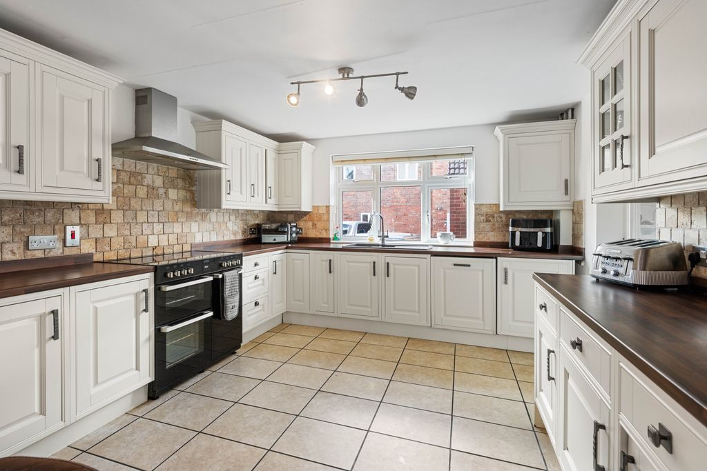Property photo 2 of 39