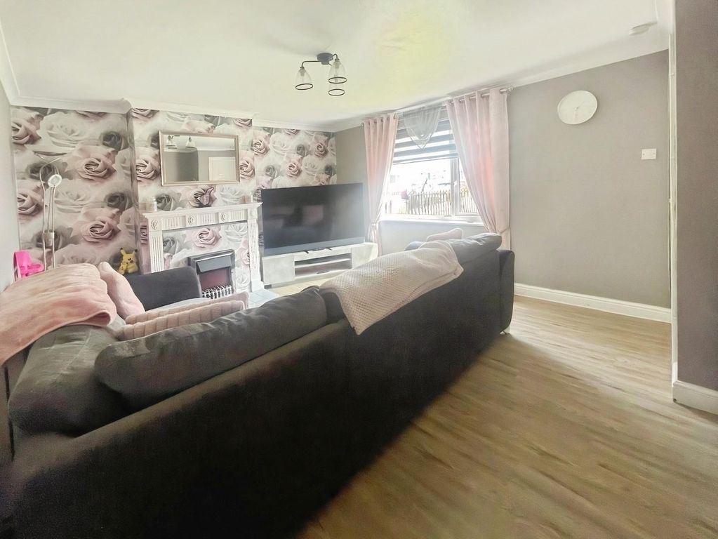 Property photo 3 of 11 Living Room