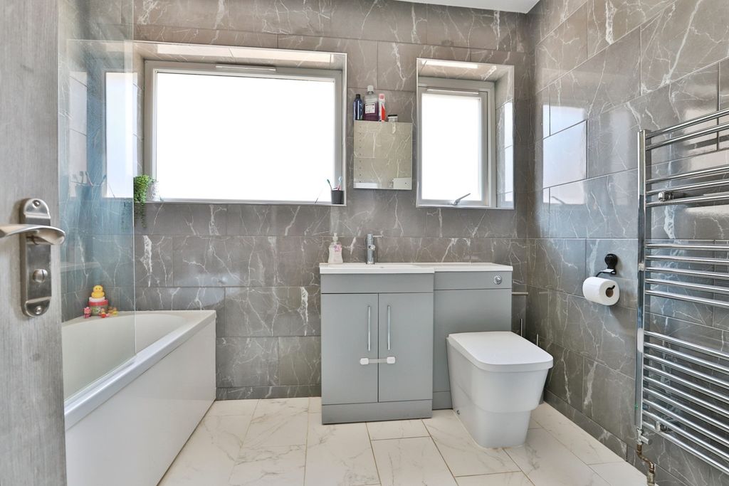 Property photo 3 of 21 Bathroom
