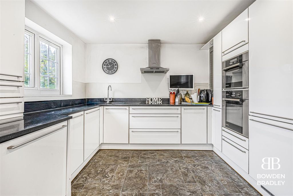 Property photo 3 of 14 Kitchen