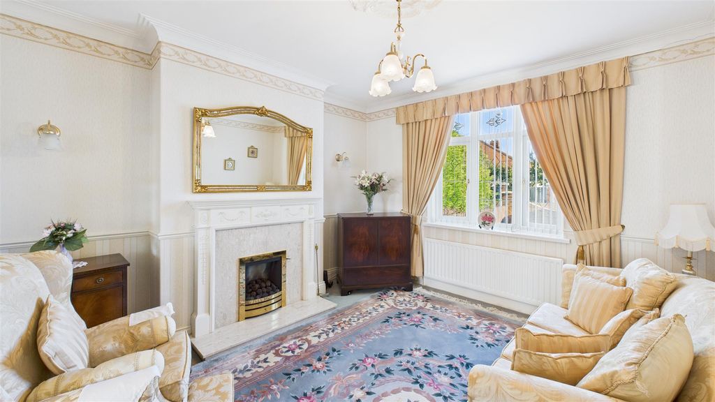 Property photo 2 of 24 Lounge