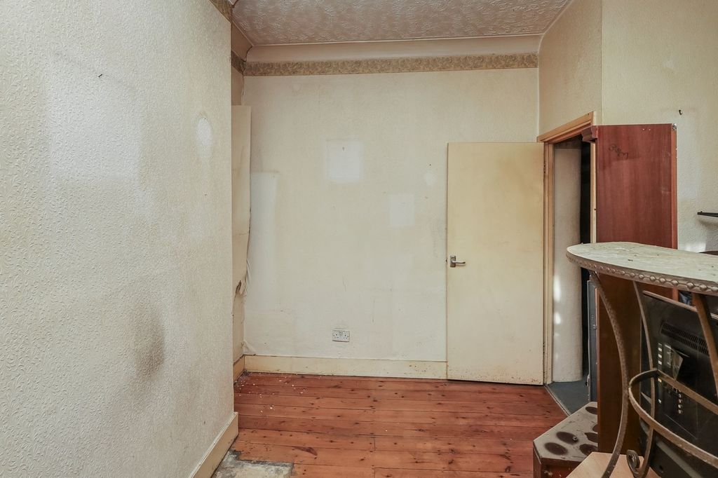 Property photo 2 of 13 Ground Floor Flat, 9 Albert Square, Stratford, London E15 1Hj