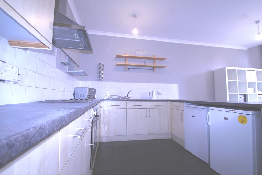 Property photo 3 of 11 Kitchen