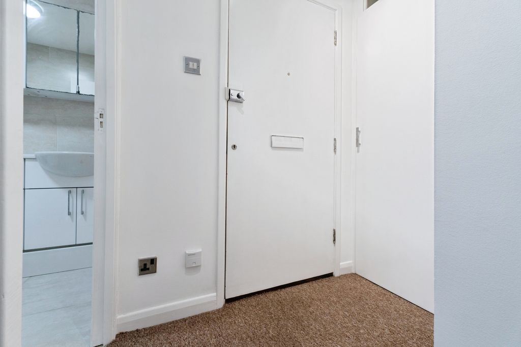 Property photo 2 of 18 Entrance Hall