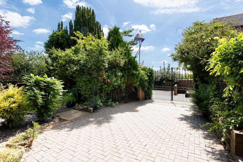 Property photo 3 of 31 (Main)