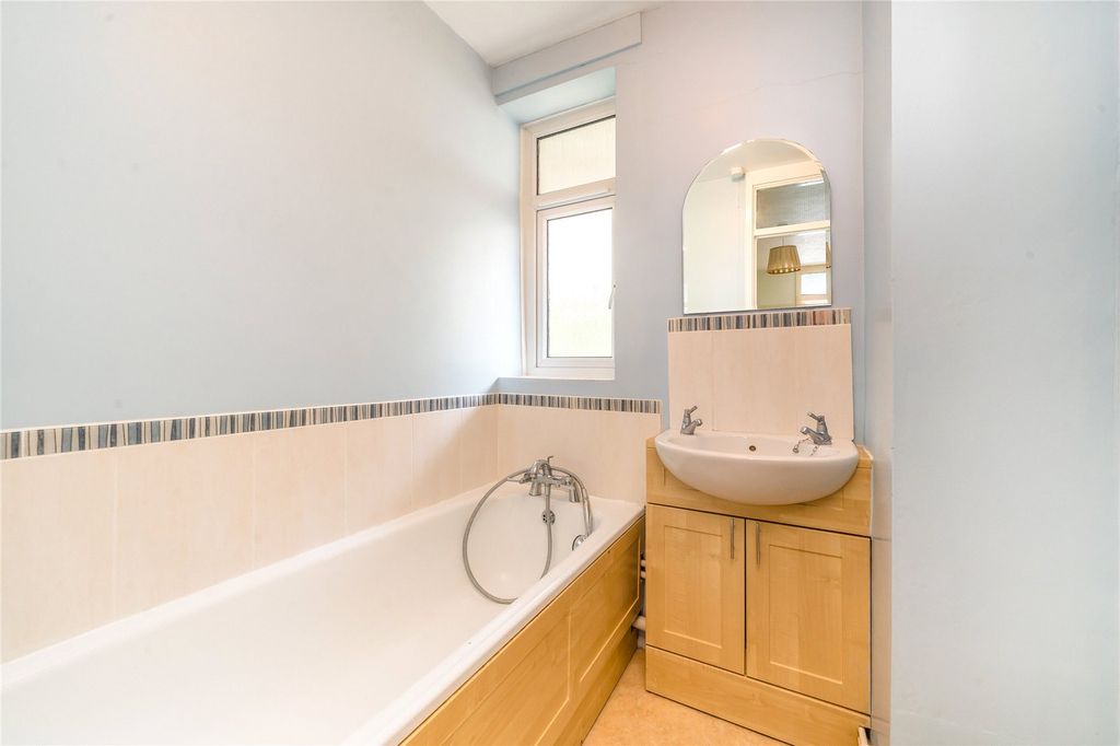 Property photo 3 of 10 Bathroom