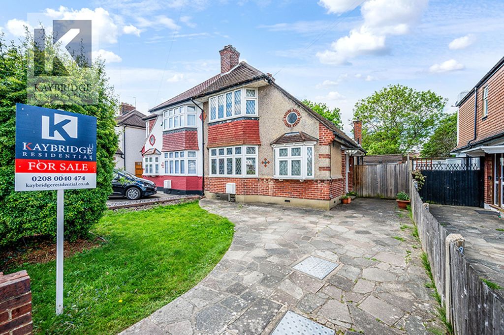 Property photo 1 of 14 Walsingham Gardens, Epsom - Kt19 0Lz