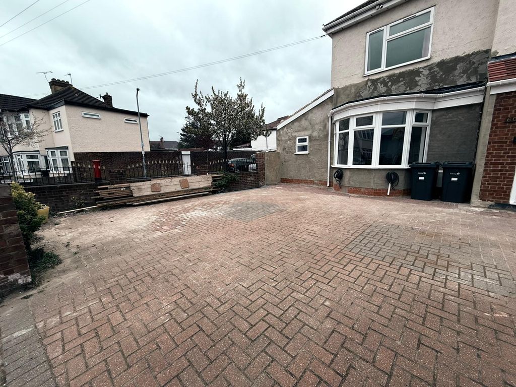 Property photo 1 of 10 Three Bedroom House With Two Bathrooms- Redbridge Station