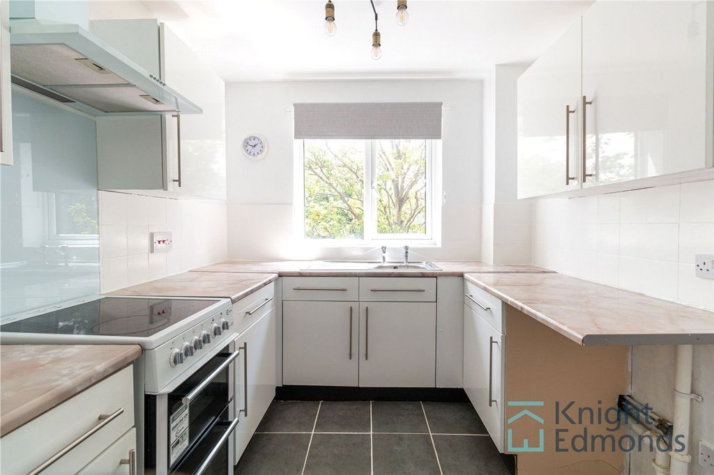 Property photo 3 of 7 Kitchen