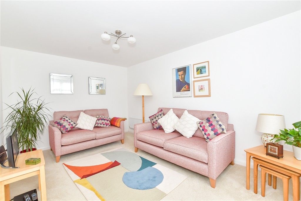Property photo 3 of 13 Lounge