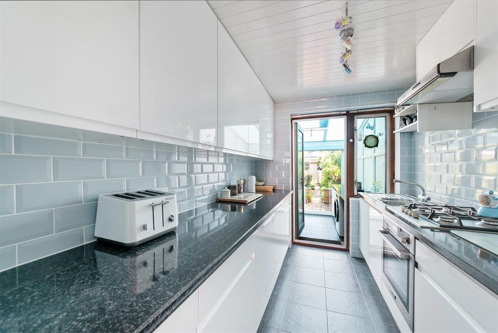 Property photo 2 of 12 Camborne Road
