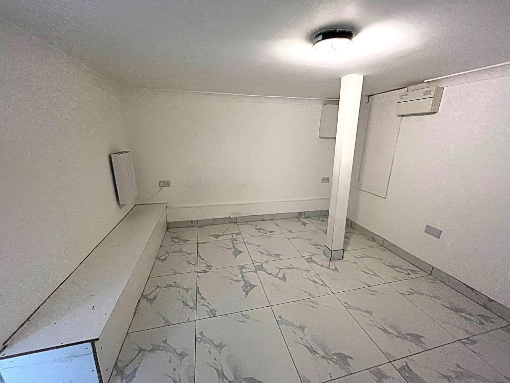 Property photo 1 of 10 852B Oxford -01