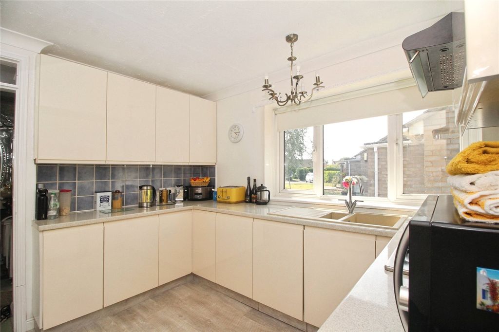 Property photo 2 of 12 Fitted Kitchen
