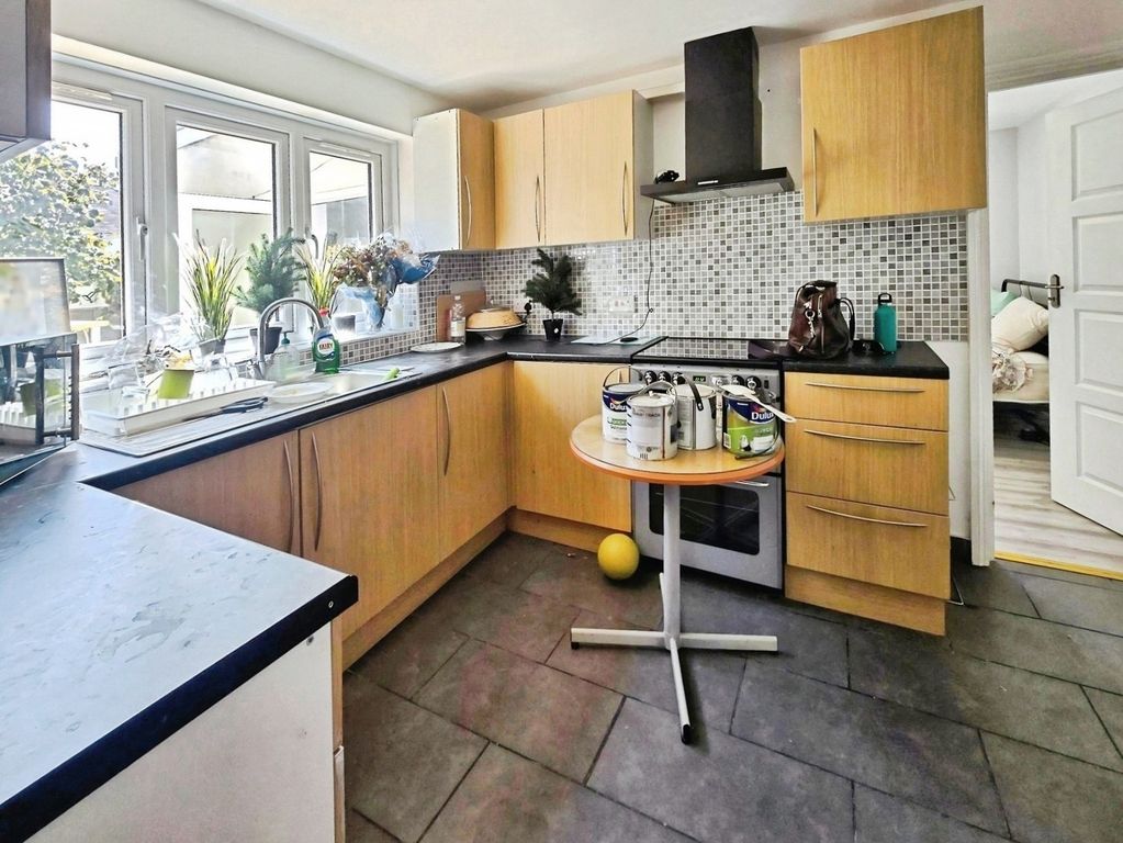 Property photo 2 of 12 Kitchen