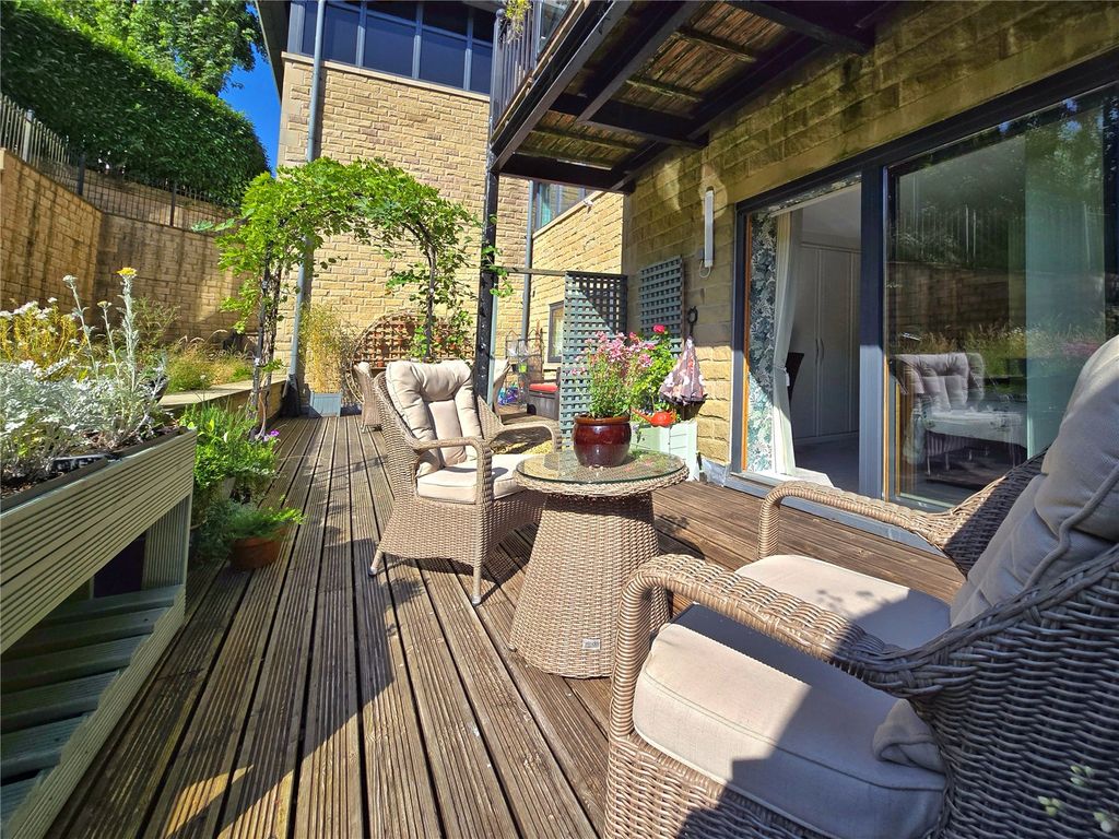 Property photo 2 of 30 Huge Private Terrace