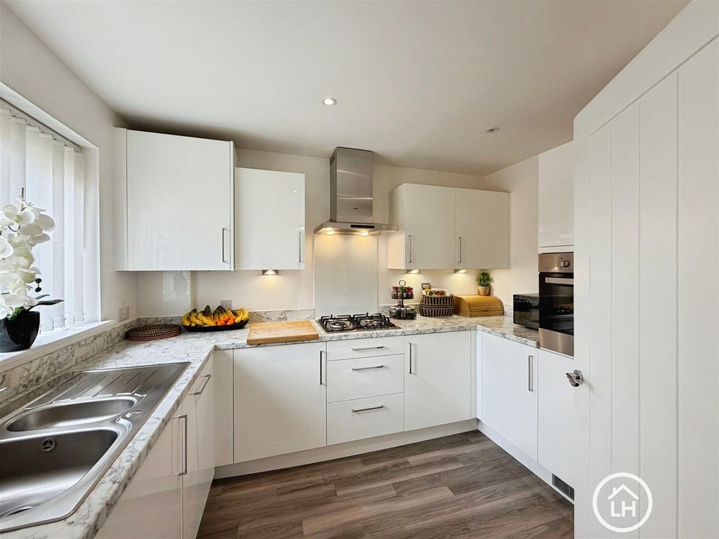 Property photo 3 of 10 Kitchen