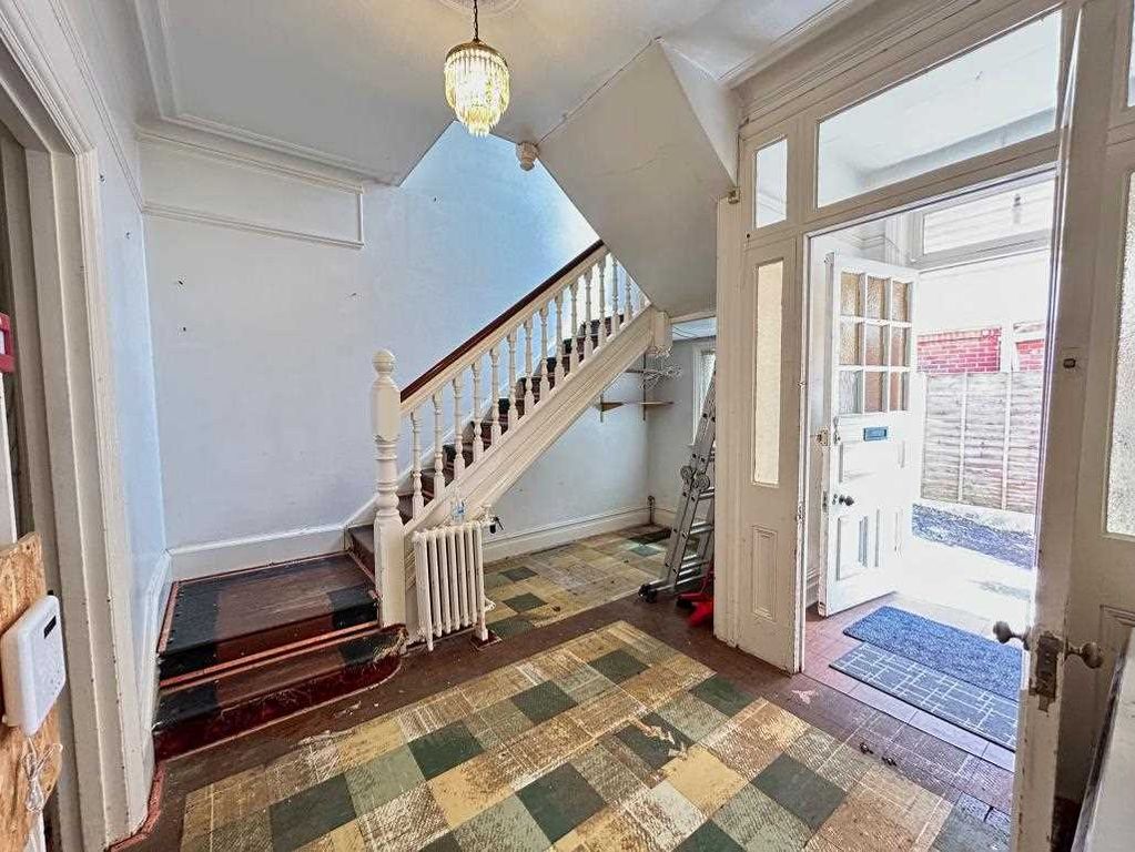 Property photo 3 of 22 Entrance Hall