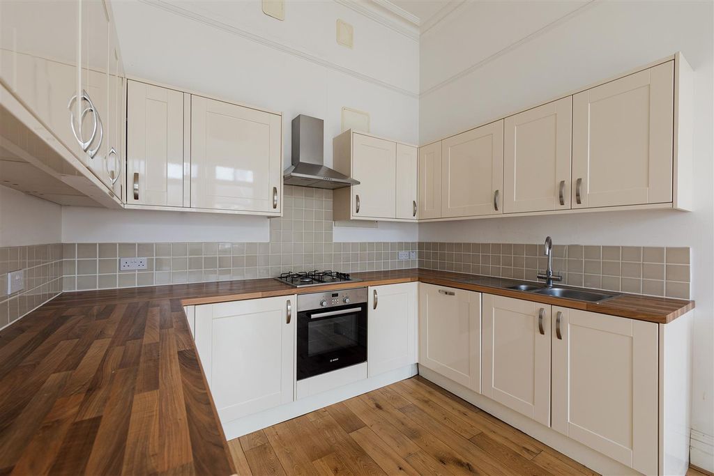 Property photo 3 of 21 Adelaide Road, E10