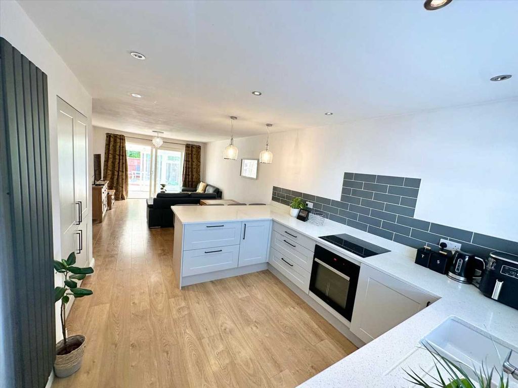 Property photo 2 of 33