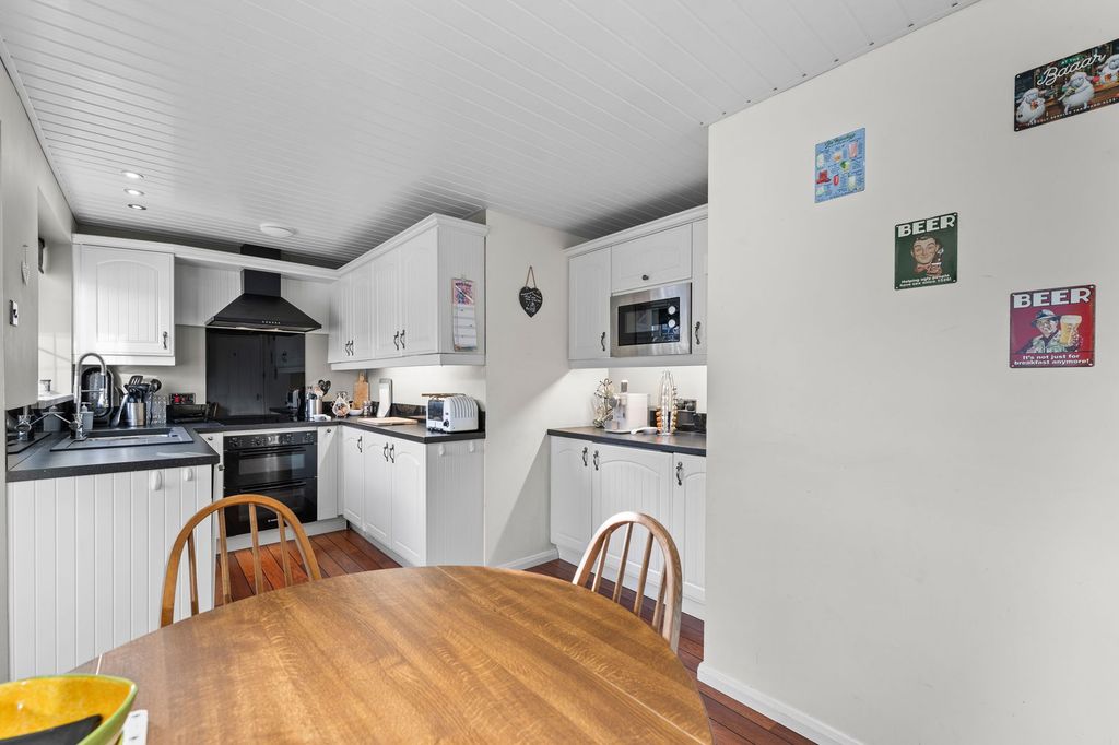 Property photo 3 of 33