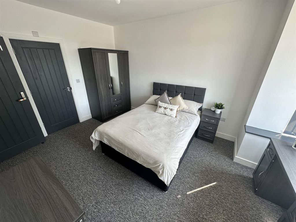 Property photo 2 of 9 Room 1