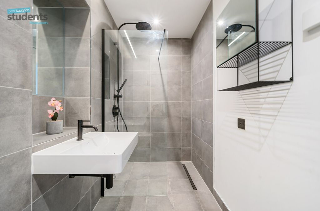 Property photo 2 of 9 Bathroom