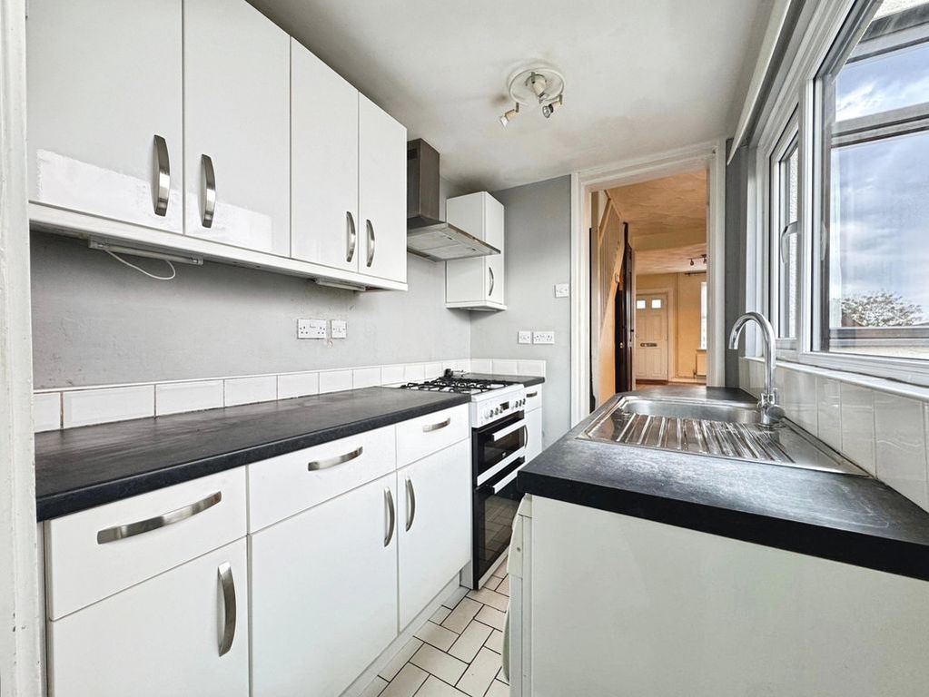 Property photo 3 of 16 Queens Road