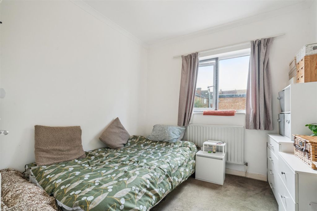 Property photo 3 of 7 Hamilton Road Sw19 Bedroom 1