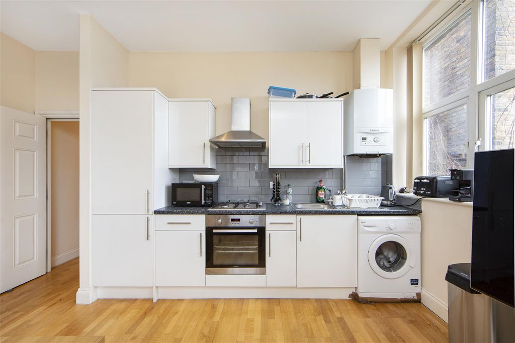 Property photo 1 of 8 Woodstock Grove - Kit.Jpg
