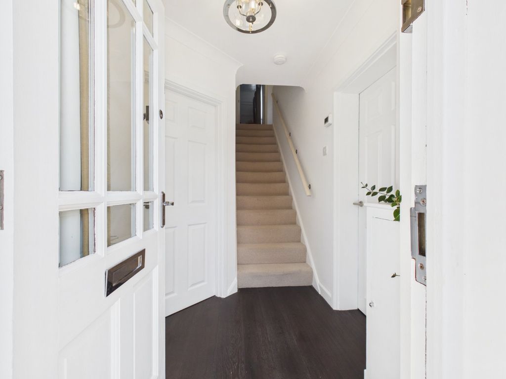 Property photo 3 of 18 Entrance Hall