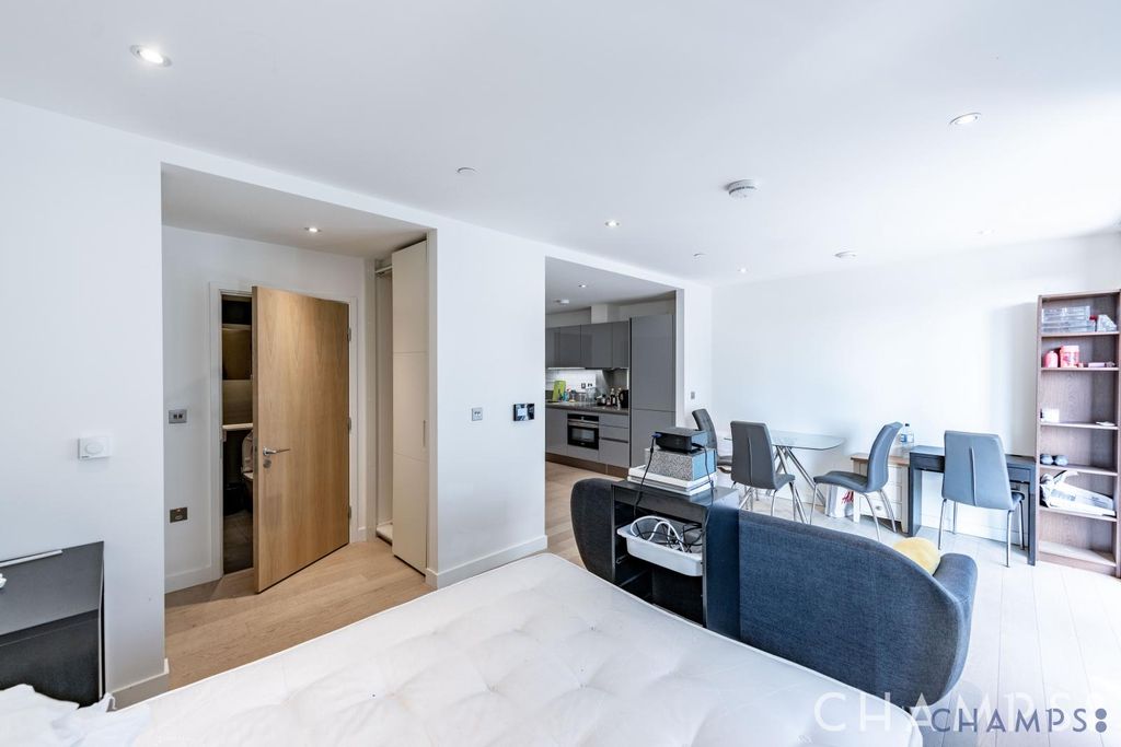 Property photo 1 of 9 Studio To Let