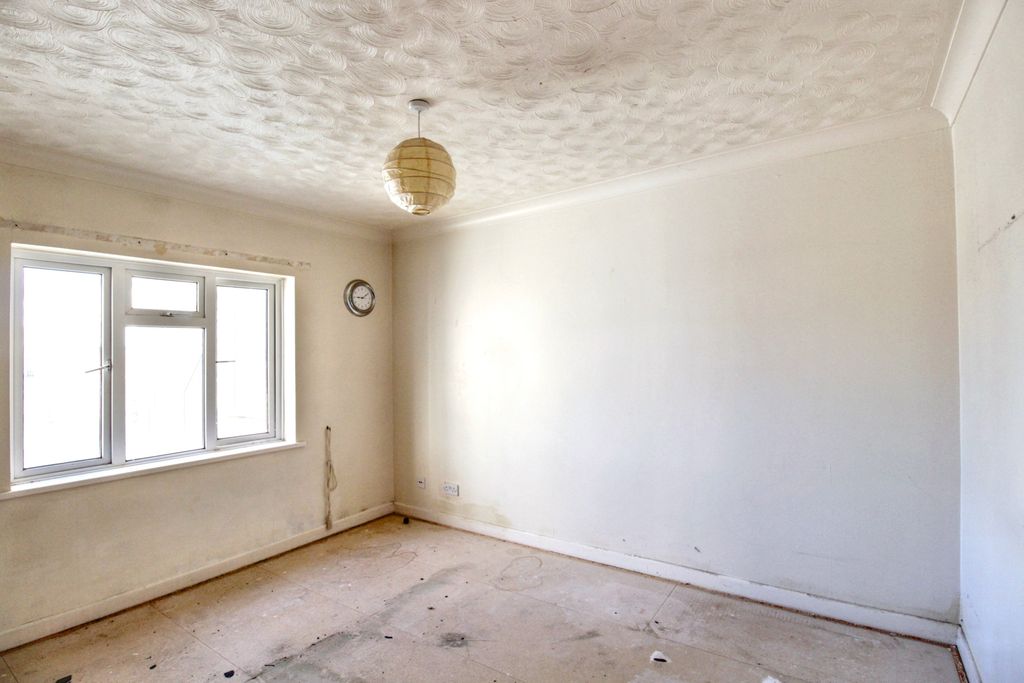 Property photo 2 of 10 Flat 9B Oulton Hall, 79 Marine Parade East, Clacton-On-Sea, Co15 6Ju