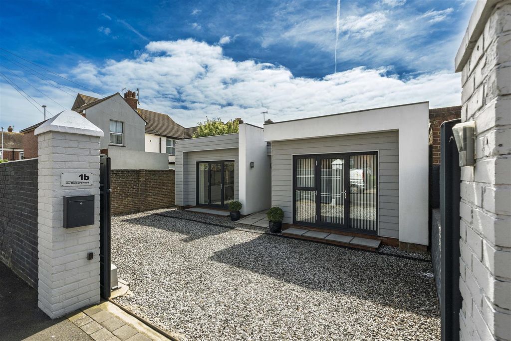 Property photo 1 of 20 For Sale By Aspire Residential | Northcourt Road