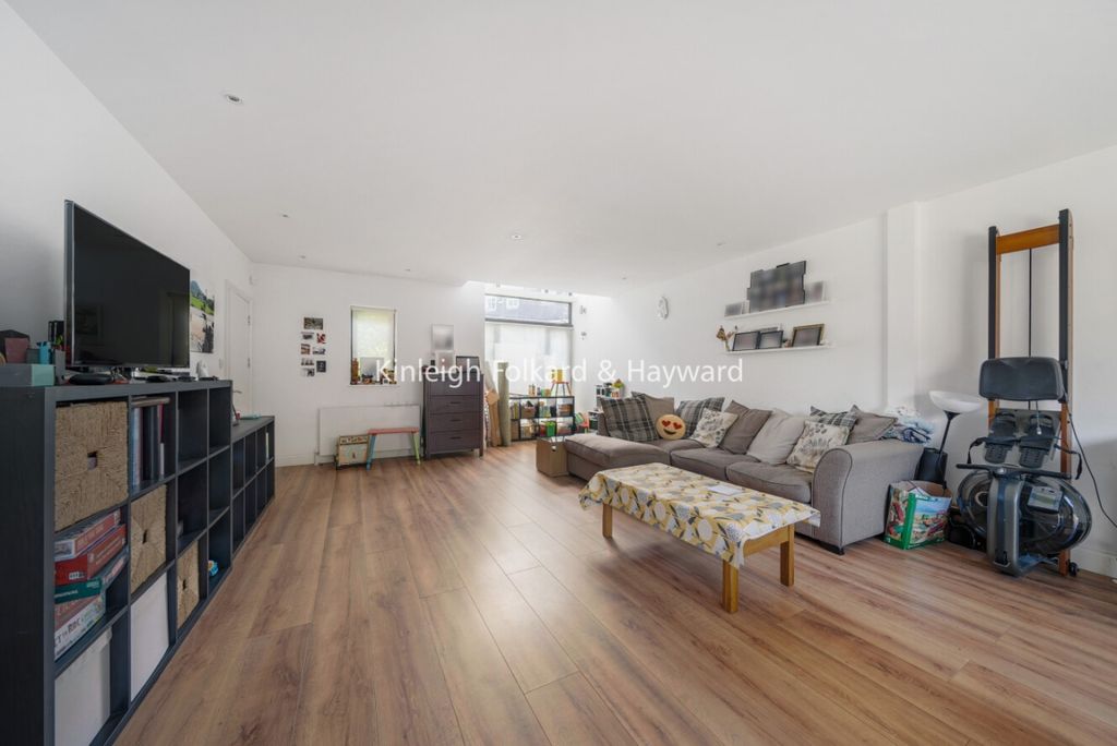 Property photo 3 of 8 80Bc2904-18c5-4c30-9