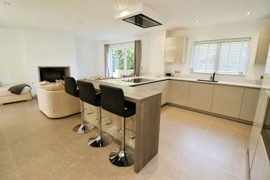 Property photo 2 of 32