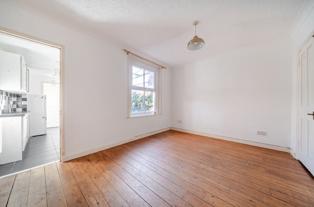 Property photo 3 of 11 1399900-19-697c91...