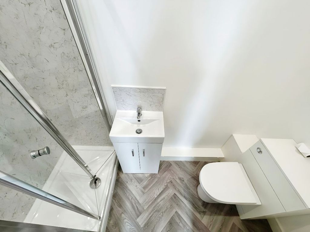 Property photo 2 of 12 Large Double Fully Furnished Bedroom With En Suite & Built In Storage