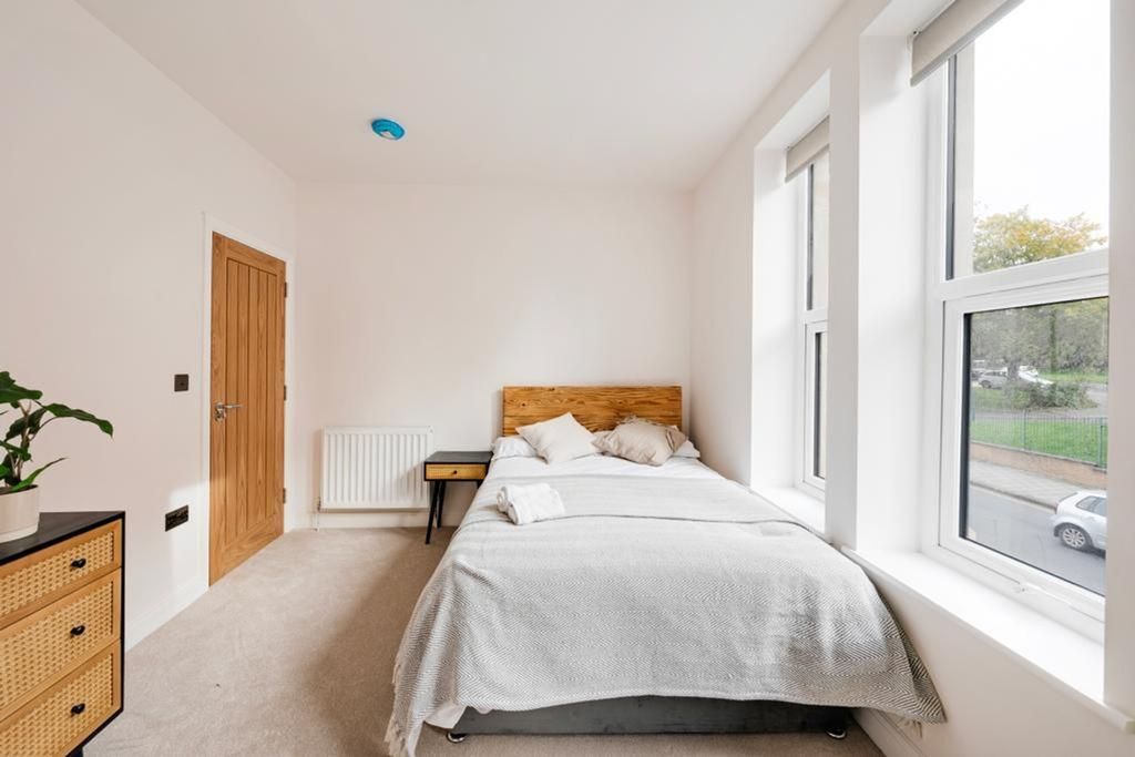 Property photo 1 of 5 A Bright And Tidy Double Bedroom Featuring Large W...