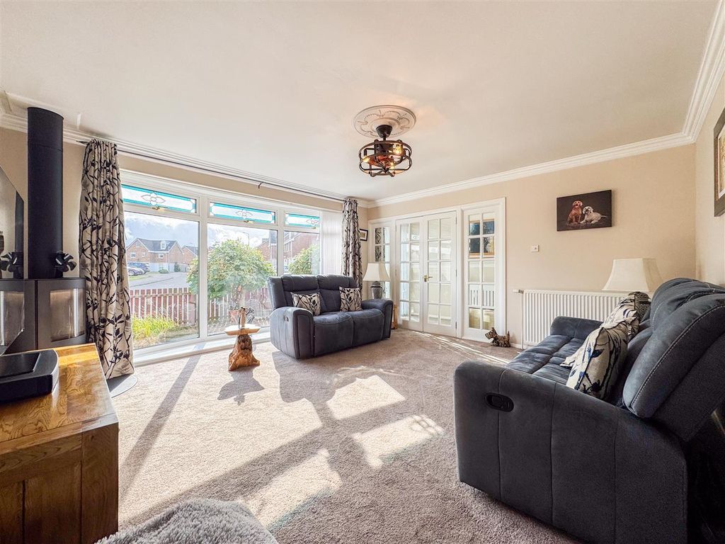 Property photo 3 of 36 Lounge