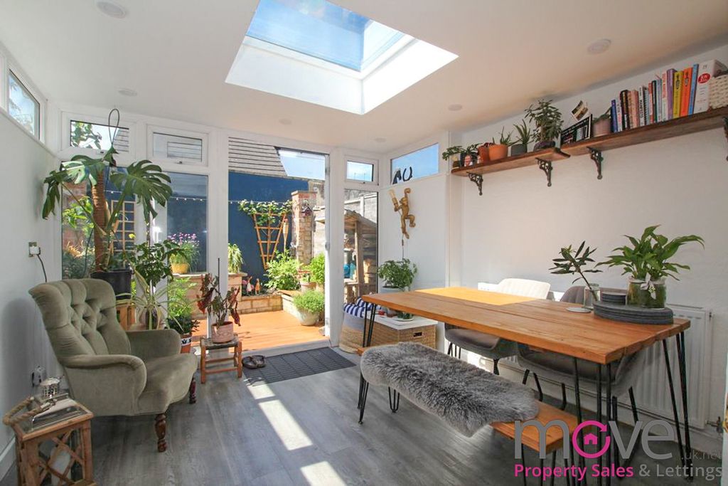 Property photo 2 of 8 Photo 4