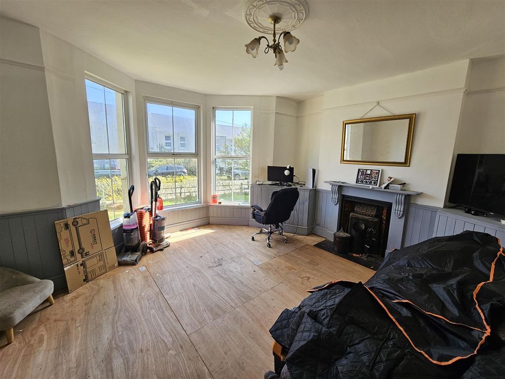 Property photo 2 of 18 Sitting Room.Jpg
