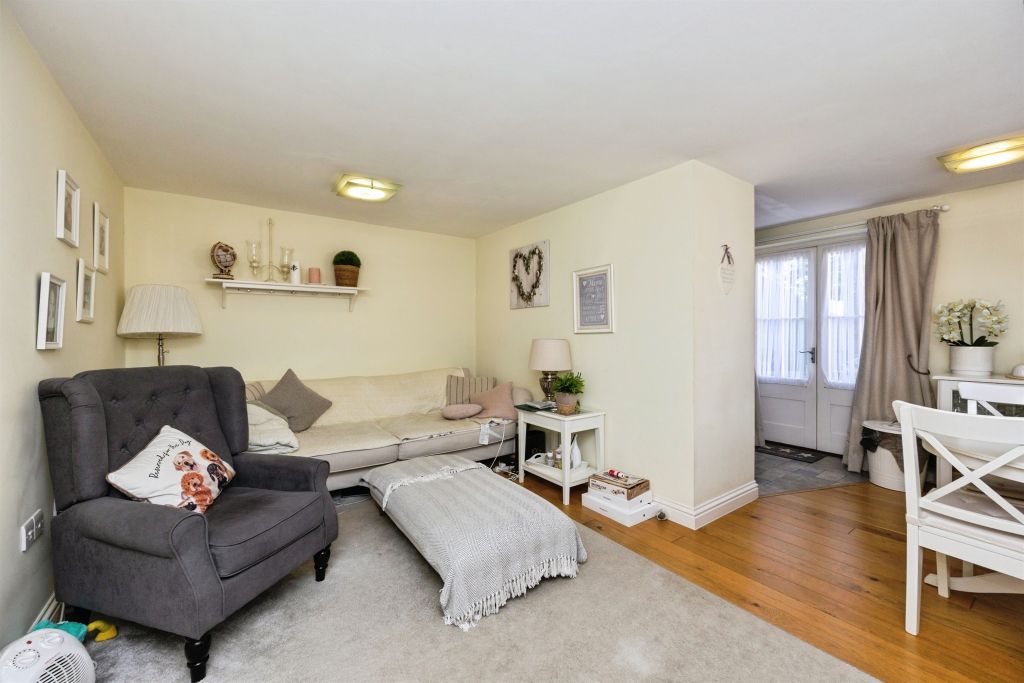 Property photo 2 of 12 Lounge