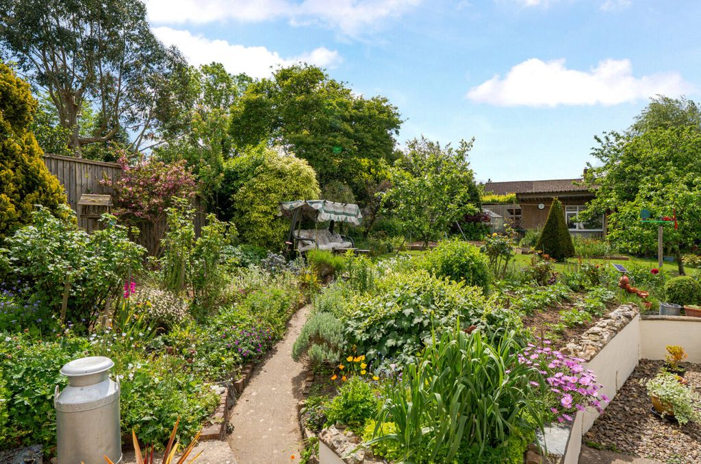 Property photo 2 of 24 Garden